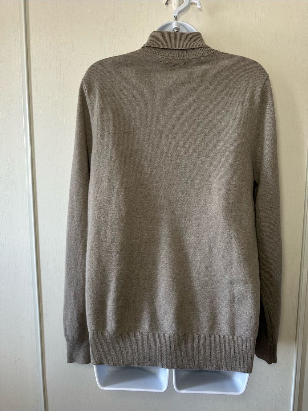 Quince Men’s Morel Gray 100% Mongolian Cashmere Turtleneck Sweater- Medium - Picture 9 of 12